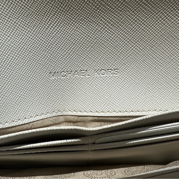 Michael Kors Wallet - Picture 5 of 11